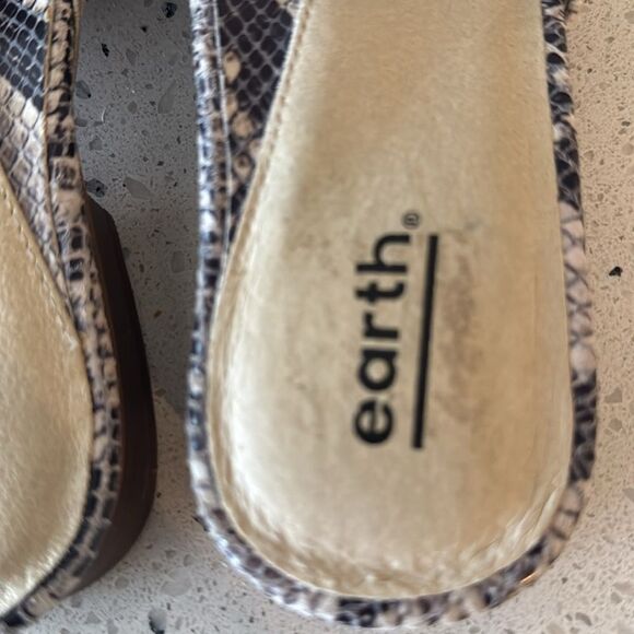 EARTH Uptown UMA Cream Gray Snake Print Leather Mules Flats Slides Size 7.5M EUC - Picture 6 of 12